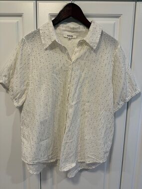 Splendid white Short-Sleeve Button Down Shirt with Subtle Silver Dots